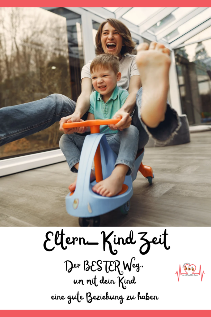 Eltern-Kind Zeit. Mutter und Sohn haben Spaß auf einen Bobby Car
