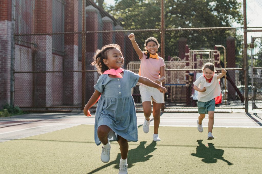 F wie Flitzen. Kinder rennen
