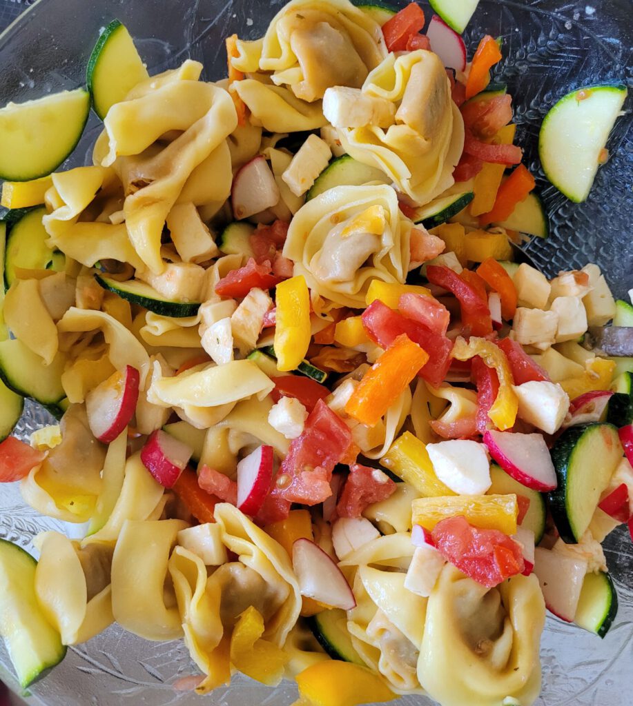 Gemüse und Tortellini Salat