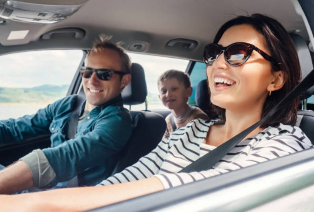 L wie lange Fahrten. Familie ist im auto und hat Spaß