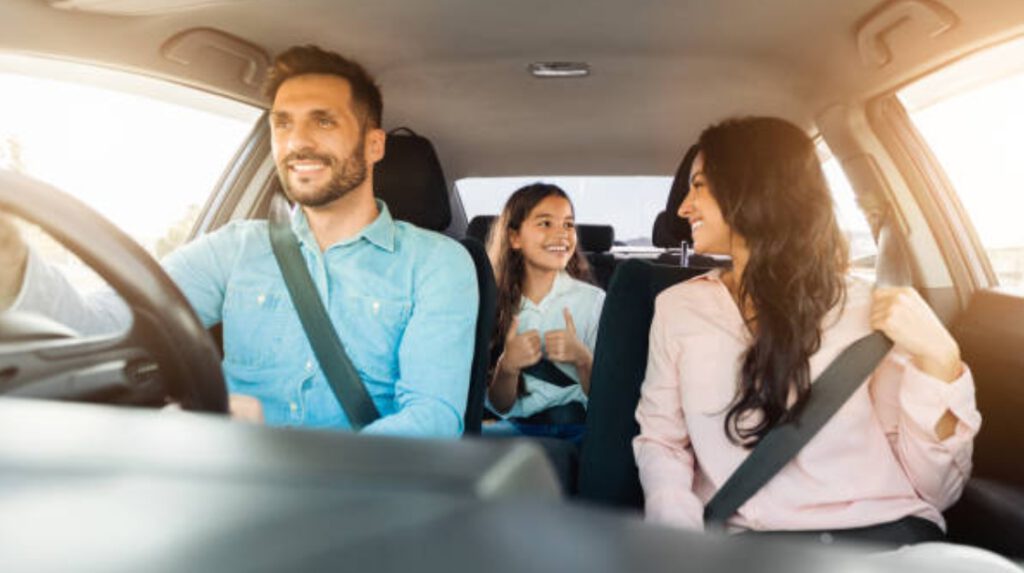 Familie spielt im Auto