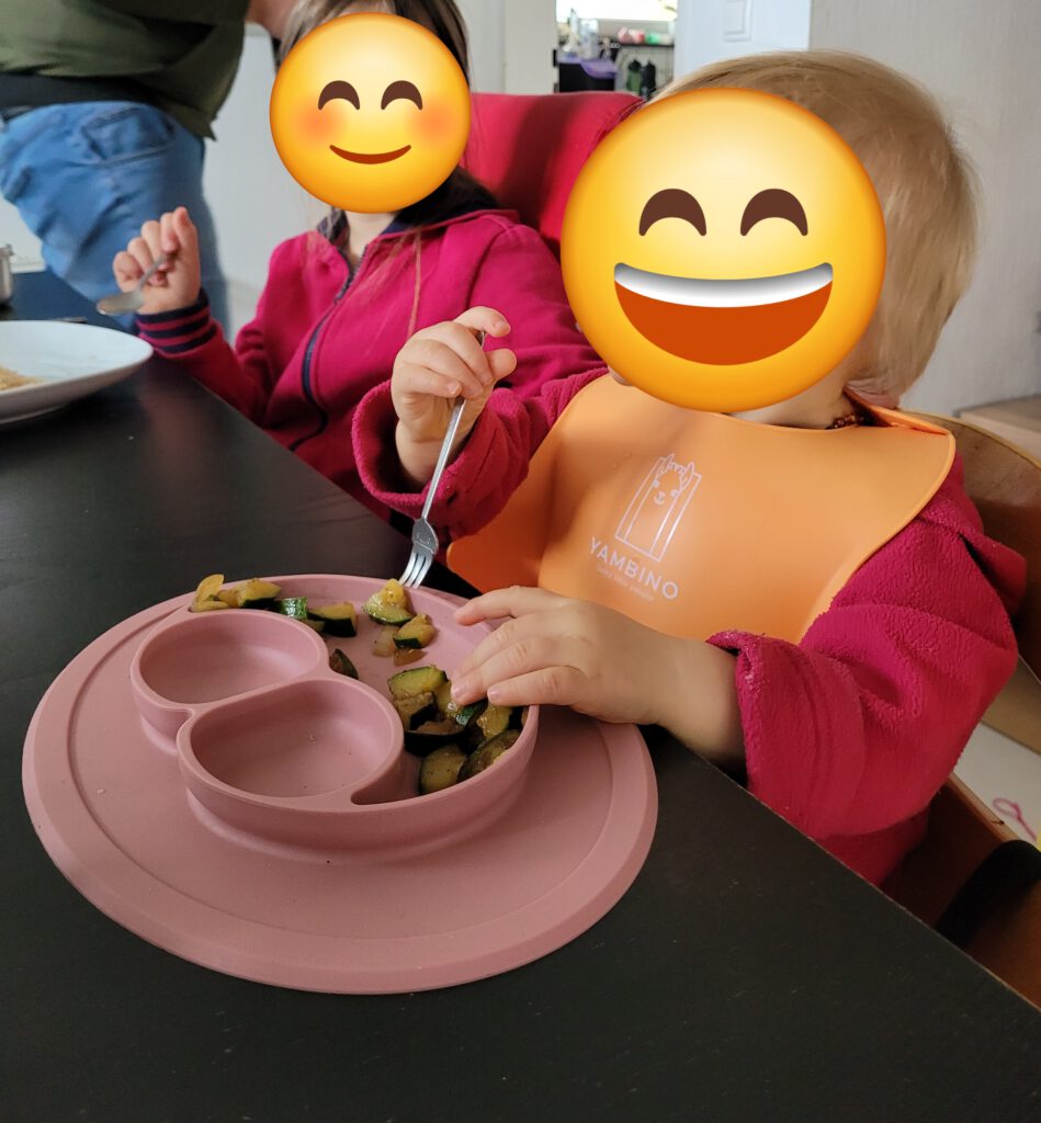 Unser Baby sitzt jetzt wie ein großes Kind am Tisch